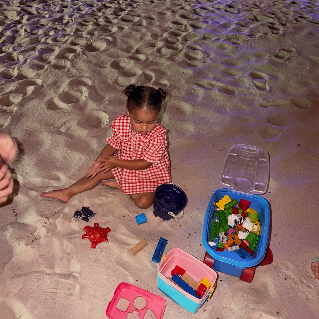 Mavie brinca na areia. Foto: Reprodução/ Instagram @brunabiancardi