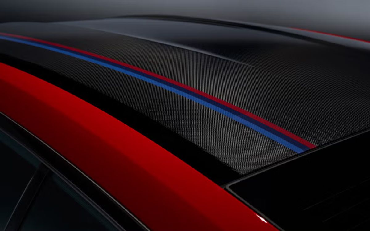 Teto exterior de fibra de carbono com faixas tricolores . Foto: Divulgação/BMW