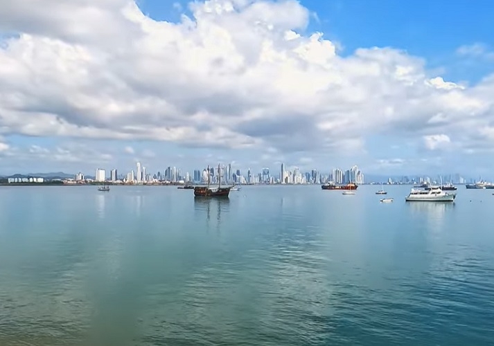 A Calzada de Amador é uma estrada que liga várias ilhas ao continente, oferecendo vistas deslumbrantes da cidade e do Canal do Panamá. Reprodução: Flipar