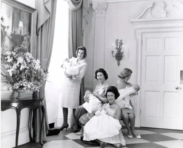 Rainha Elizabeth II, princesa Margaret, princesa Alexandra e duquesa de Kent com os seus respectivos bebês Lord Snowdon