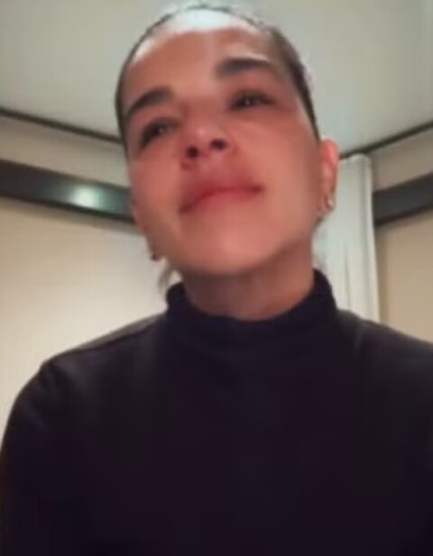 “Hoje eu vou me dar o direito de ficar assim, mas amanhã eu vou acordar melhor”, declarou a atriz, que não conseguiu conter as lágrimas. 

 Reprodução: Flipar