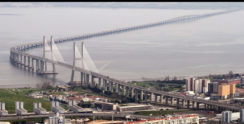 A Ponte Vasco da Gama, em Portugal, foi inaugurada em 29/3/ 1998, dois meses antes da abertura da Exposição Mundial. O seu nome comemora os 500 anos da chegada de Vasco da Gama à Índia, em maio de 1498.. Tem 17, 185 km  sobre o rio Tejo. Reprodução: Flipar