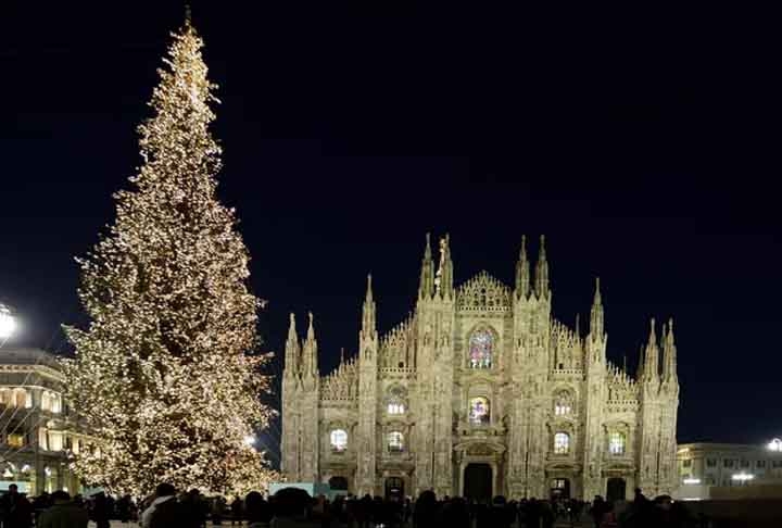 Na cidade italiana de Milão, as luzes de Natal se acendem anualmente e oferecem aos visitantes opções visuais incríveis. Na Piazza Duomo, ao lado da Galleria Vittorio Emanuele, também é erguida uma árvore de Natal. Reprodução: Flipar