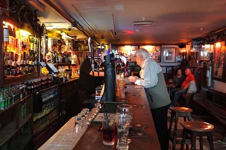 O Sean’s Bar fica em Athlone, no condado irlandês de Westmeath. Ativo desde a Idade Média, oferece um cardápio variado de bebidas locais. 
 Reprodução: Flipar