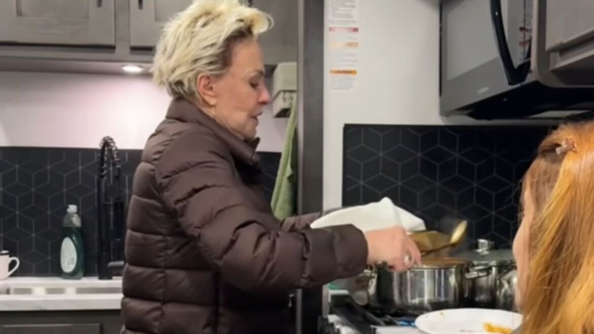 Ana Maria Braga cozinhando em motorhome, nos EUA Reprodução Instagram - 19.2.2024