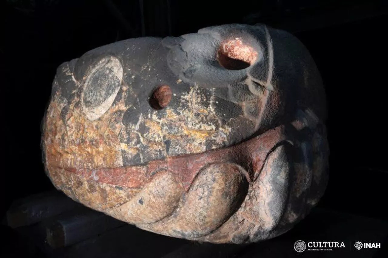 Arqueólogos do Instituto Nacional de Antropologia e História (INAH), do México, descobriram recentemente uma serpente de pedra enterrada no solo da antiga capital do Império Asteca, Tenochtitlán. Um achado que revive uma das civilizações mais misteriosas da América Latina.  Reprodução: Flipar