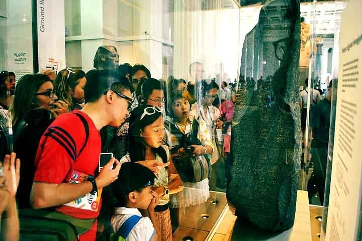 Desde 1802, a Pedra de Roseta está exposta no British Museum, em Londres, onde se tornou um dos itens mais visitados e simbólicos da instituição. 
 Reprodução: Flipar