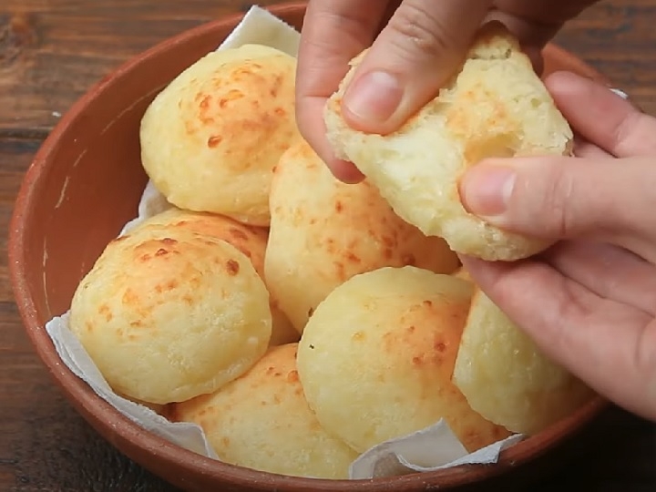 5) Pan de yuca (Equador e Colômbia): Muito parecido com o pão de queijo brasileiro, o pan de yuca é levemente salgado, com sabor marcante de queijo e uma textura macia, com uma crosta crocante. Reprodução: Flipar