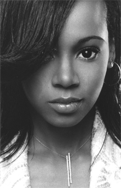 Lisa Lopes - Lisa Nicole Lopes nasceu em 27 de maio de 1971, na Filadélfia, EUA. Conhecida como “Left Eye”, fez parte do trio TLC, famoso por hits como Waterfalls e No Scrubs. Em 25 de abril de 2002, sofreu um acidente de carro em Honduras enquanto dirigia, sendo arremessada do veículo e falecendo aos 30 anos Reprodução: Flipar