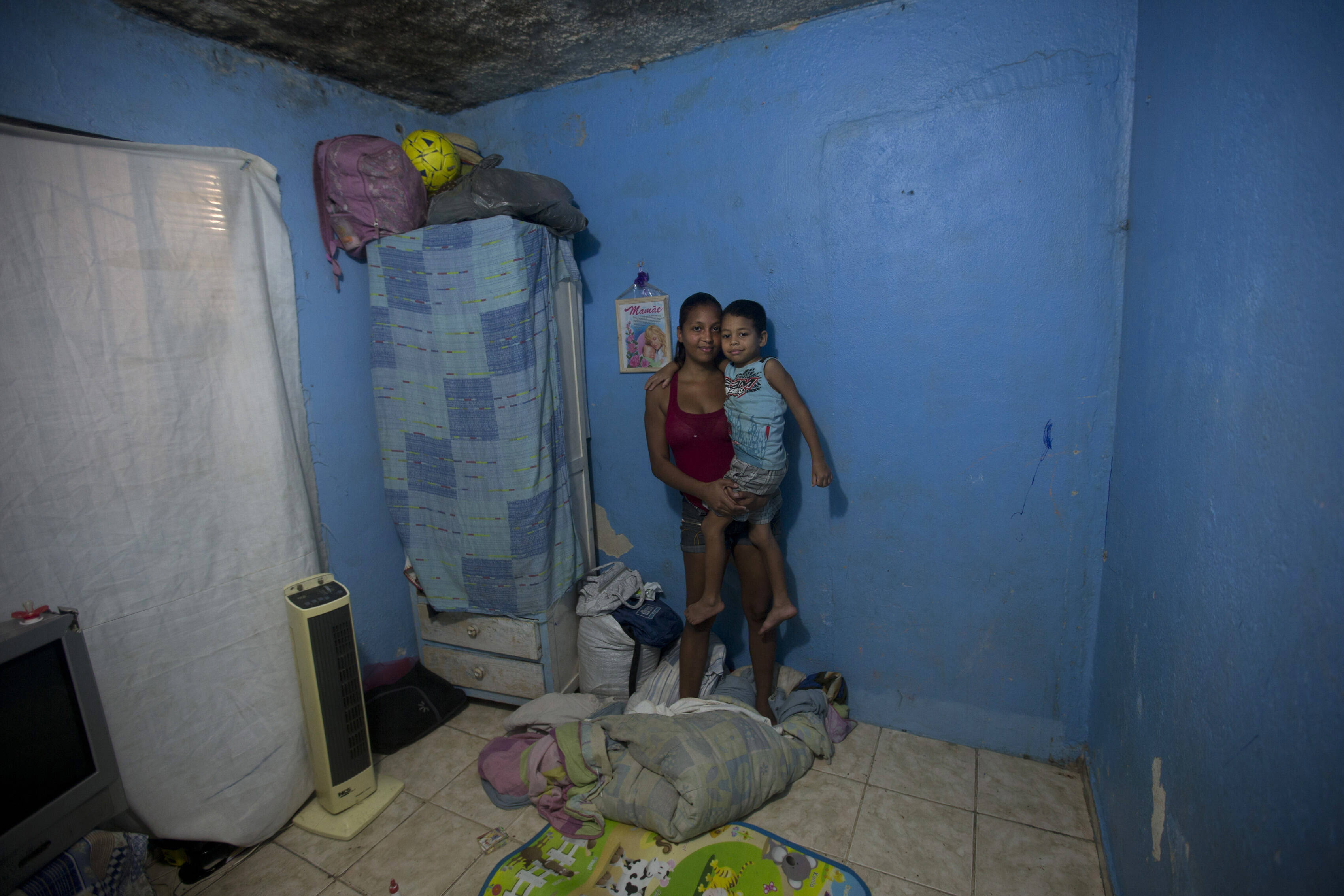 Marcele de Oliveira Franca, 21 anos, e o filho Kayke, de 5. O menino ficou duas semanas internado depois de ingerir água contaminada. Foto: Silvia Izquierdo/AP
