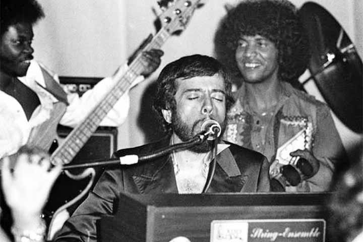 Ele foi o músico brasileiro que me fez mais sucesso nos Estados Unidos. Pianista, compositor e cantor, Mendes emplacou 14 músicas no top 100 americano - dez nos anos 60 e quatro na década de 80.
 Reprodução: Flipar