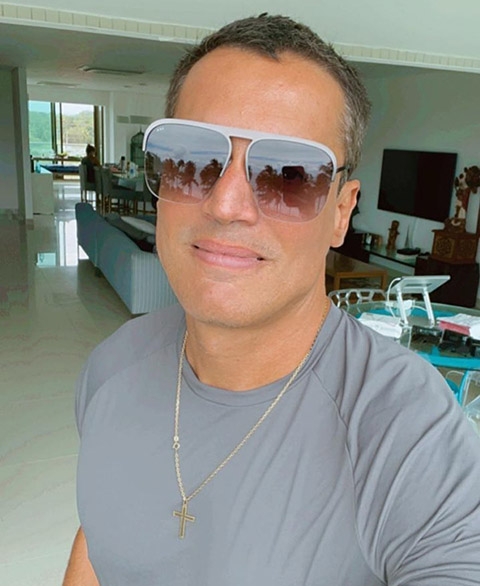 Após a carta de Karla Castanho, o jornalista Léo Dias publicou dados do bebê que eram para ser sigilosos, como data, nome e local de nascimento. Horas mais tarde, ele pediu desculpas, assim como o site Metrópoles, que retirou o conteúdo do ar. 
 Reprodução: Flipar