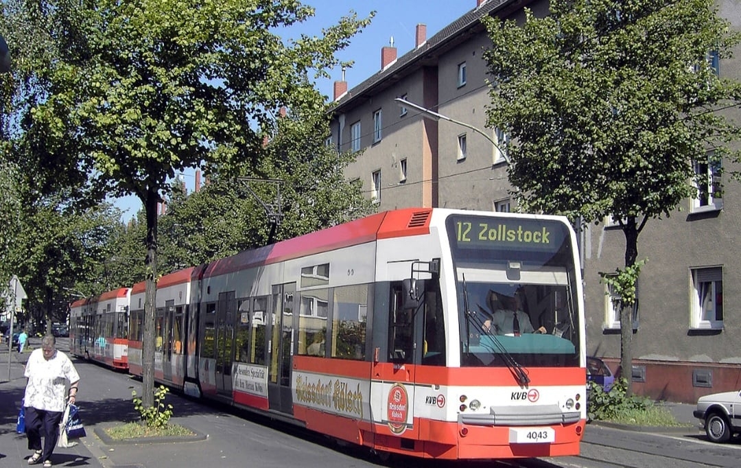 O transporte público de Colônia é formado por redes de ônibus e trens, que servem toda a cidade. No entanto, no centro é possível circular facilmente a pé. 
 Reprodução: Flipar