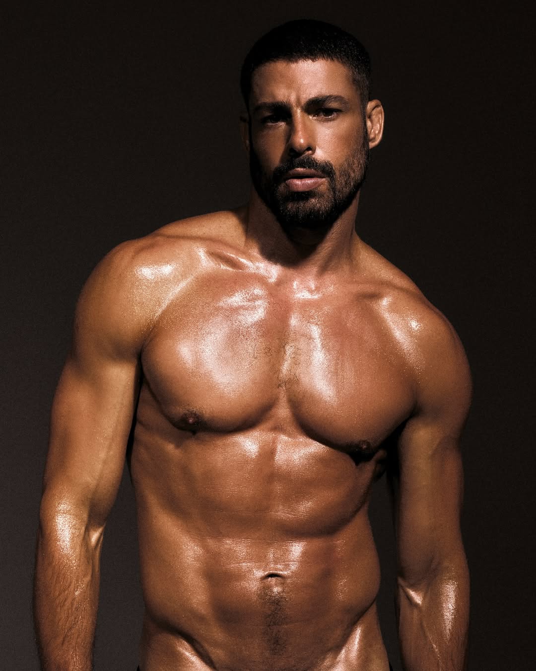 Cauã Reymond mostra abdômen definido. Foto: Reprodução/ Instagram @cauareymond @lufreee