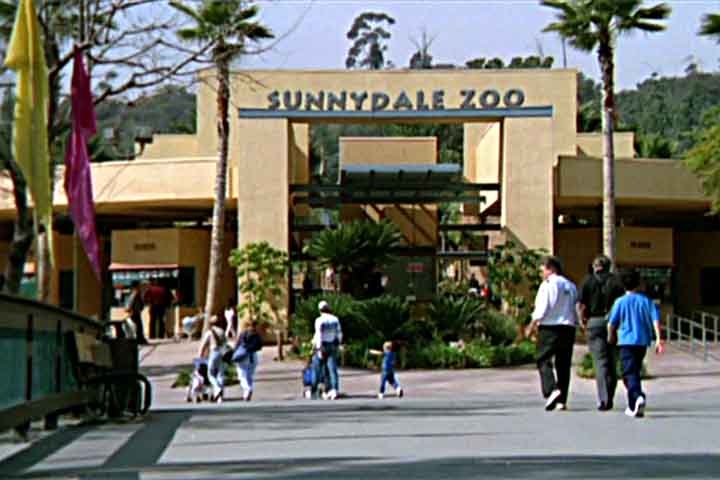 Sunnydale foi uma pequena cidade no sudeste da Califórnia, nos Estados Unidos, habitada pela Caçadora Buffy Summers e a Turma do Scooby. A área da cidade foi uma concentração de energia demoníaca, que tinha seu ponto focal em Sunnydale High School.  Reprodução: Flipar