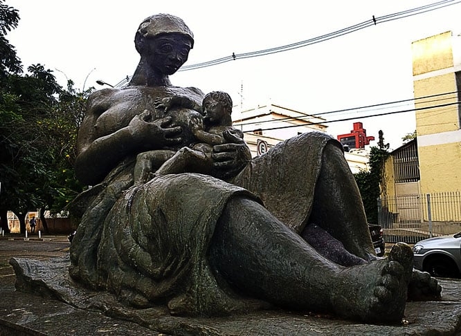 Mãe Preta - A escultura de bronze retrata uma mulher negra amamentando uma criança branca, no Largo do Paissandu, no Centro Histórico de São Paulo. A obra de Júlio Guerra, inaugurada em 1955, é ponto de encontro para atos do movimento negro. Reprodução: Flipar