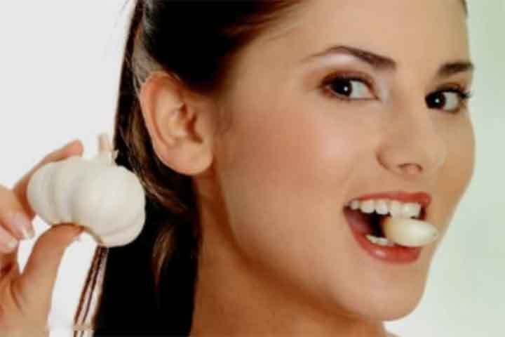 Para obter os seus benefícios, deve-se consumir um dente de alho fresco por dia. Uma dica para aumentar o seu poder benéfico é picá-lo ou amassá-lo, assim como deixá-lo descansando por 10 minutos antes de usar. Reprodução: Flipar