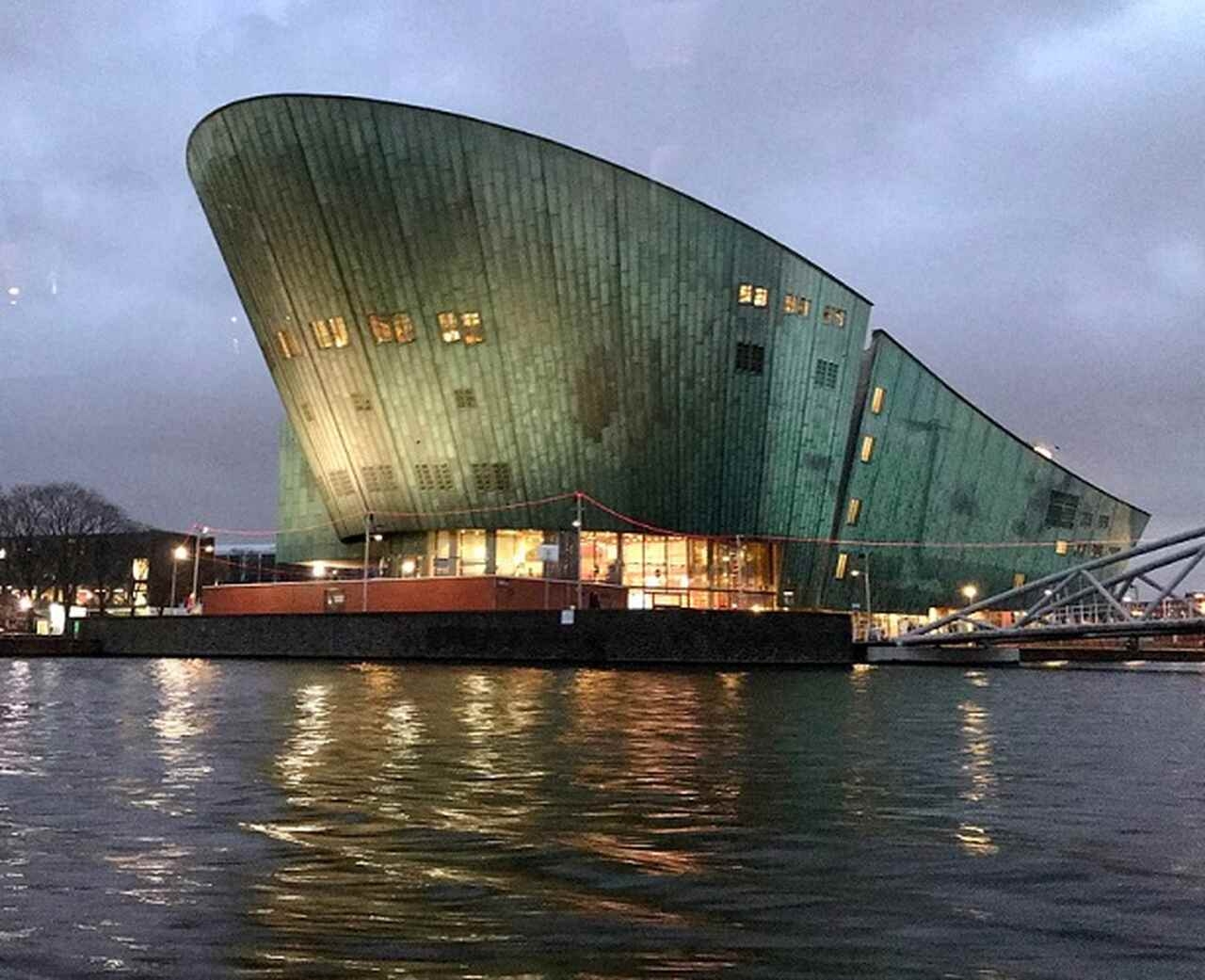 NEMO Science Museum - Descrição: Inaugurado em 1997 em um edifício projetado pelo arquiteto Renzo Piano, o NEMO é um museu interativo de ciência, popular entre famílias e crianças - Localização: Oosterdok 2 - Referências Históricas: O museu está localizado no porto de Amsterdã, uma área com rica história marítima Reprodução: Flipar