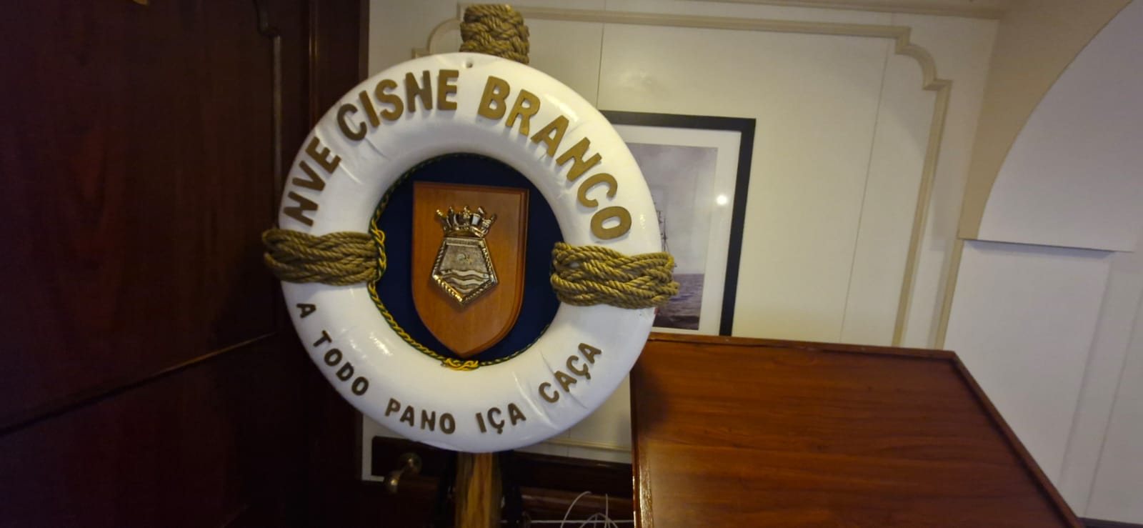 Lema gritado pelos tripulantes do Navio quando desatracaram da Base Naval do Rio de Janeiro em 2019. Foto: Mônica Basile/iG Baixada Santista