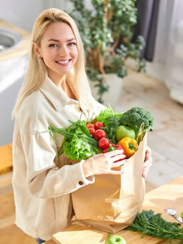 Alguns alimentos estimulam a produção de serotonina, hormônio que gera a sensação de prazer e felicidade, e fornecem nutrientes essenciais para o organismo. Além disso, também desempenham um papel crucial no equilíbrio emocional. Por isso, o Dr. Paulo Lessa, médico e CEO do Instituto Lessa, lista alimentos para promover a saúde e o bem-estar!  Reprodução: EdiCase