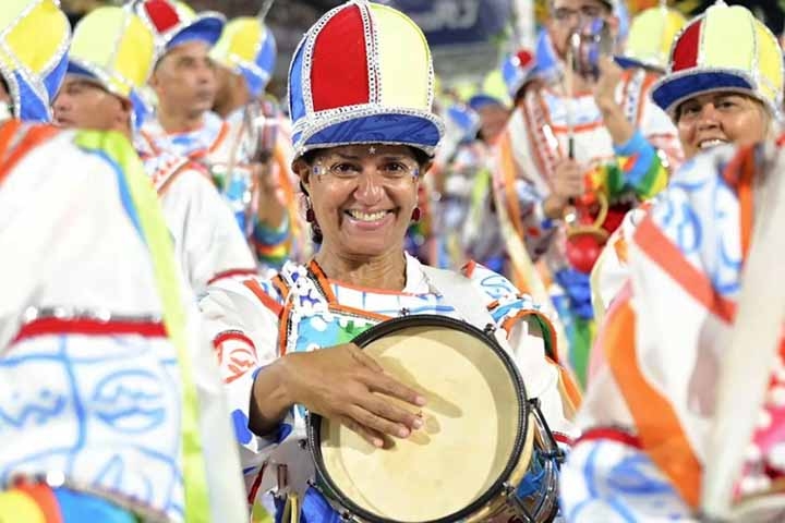 No entanto, a realidade da Série Ouro e das escolas da Intendente ainda são de muita dificuldade quanto aos barracões e produção de fantasias em ateliês. Esses profissionais clamam pela construção de uma Cidade do Samba 2 e melhores condições de trabalho.  Reprodução: Flipar