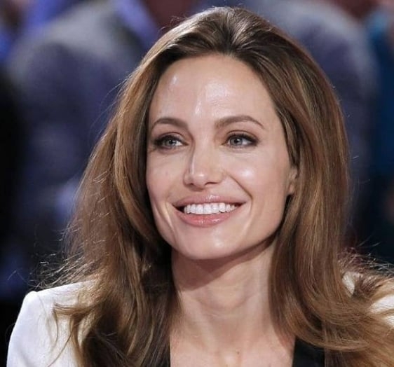 Angelina Jolie - A atriz americana diz que prefere ver o que há de espiritual nas pessoas e que isso é o verdadeiro divino.  Reprodução: Flipar