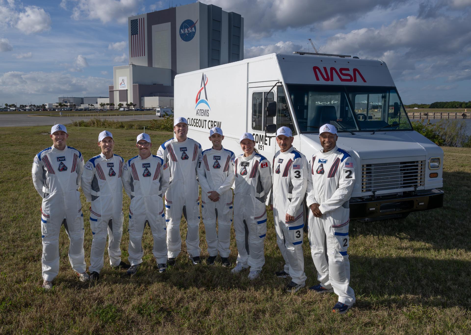 Integrantes da equipe de fechamento da Artemis II posam no Kennedy Space Center; grupo será responsável por acomodar os astronautas na nave Orion no dia do lançamento.. Foto: NASA/Jim Ross