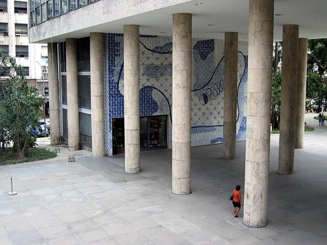 No Rio de Janeiro, as colunas do Palácio Gustavo Capanema, onde funcionou o Ministério da Educação e da Saúde, são muito famosas. E um marco da época em que o Rio de Janeiro era a capital federal. Reprodução: Flipar