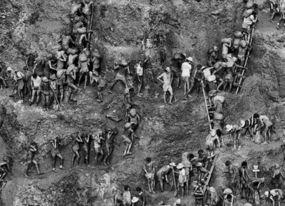 Foram selecionadas fotos feitas a partir de 1955 sobre momentos marcantes desse período da história mundial. A foto de Salgado mostra trabalhadores numa área de garimpo em Serra Pelada, no Pará em 1986. E escancara a busca do ouro por homens em condições degradantes. Reprodução: Flipar