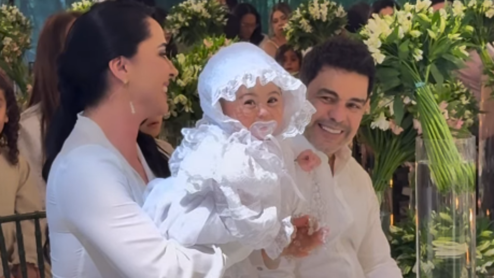 Zezé Di Camargo e Graciele batizam Clara. Foto: Reprodução Instagram @gracielelacerdaoficial