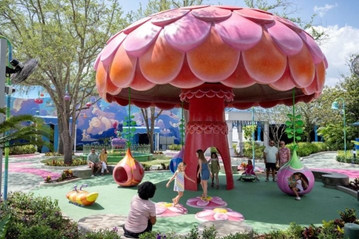 Poppy’s Playground - Localizado sob um cogumelo gigante de 6 metros, é uma área de recreação repleta de flores, insetos coloridos e estátuas animadas. Perfeito para as crianças!
 Reprodução: Flipar