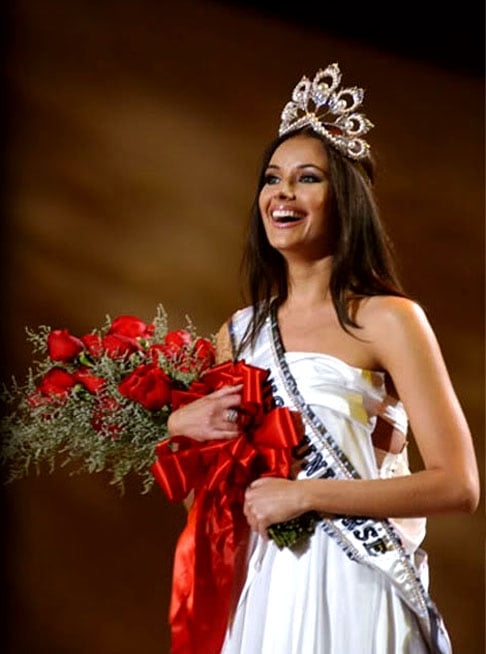 Oxana Fedorova (2002) - Primeira russa a ser Miss Universo, entregou o título por estar grávida. E disse também que queria terminar o doutorado em Direito.  Reprodução: Flipar