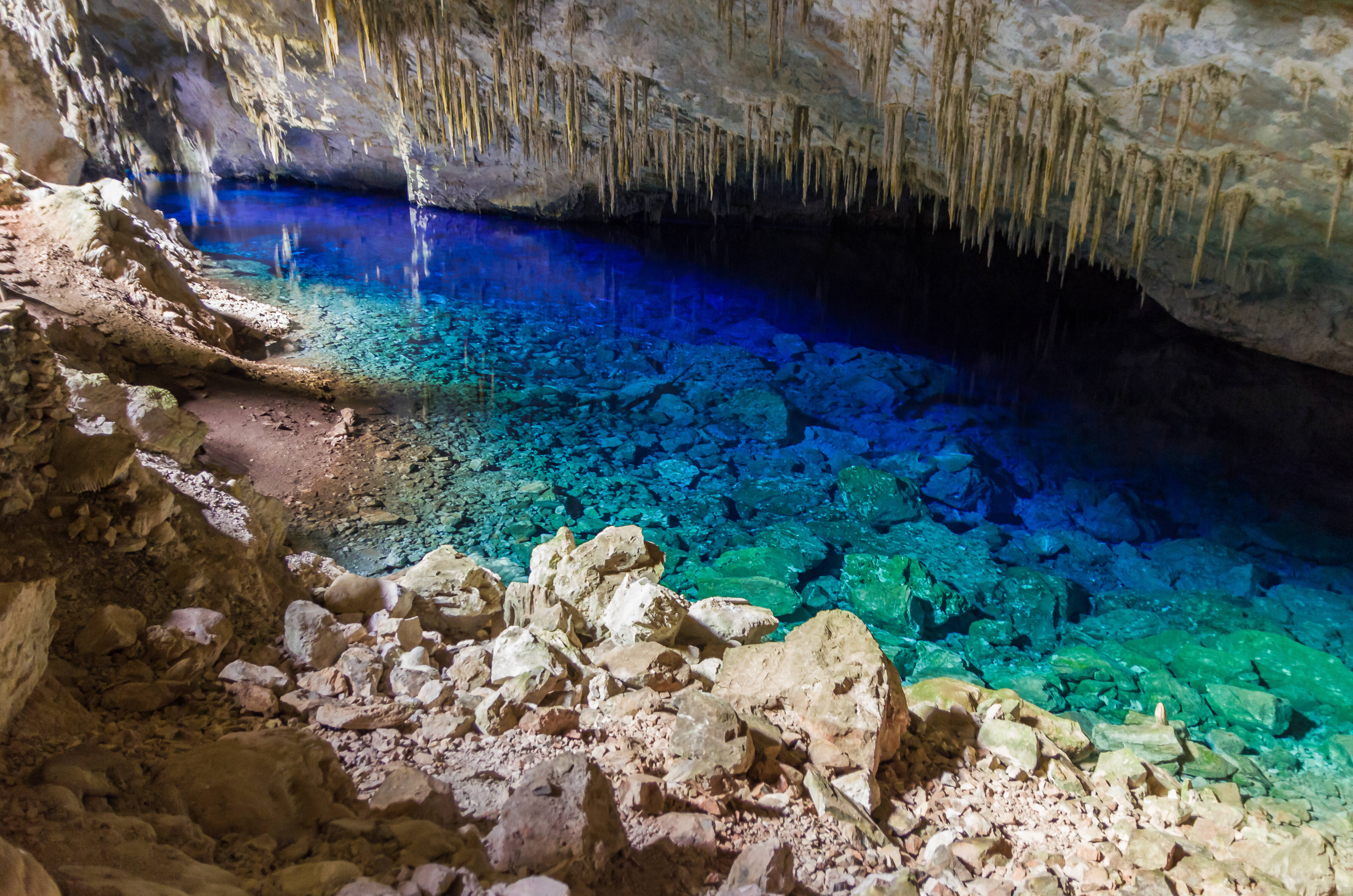 De cavernas como essa em Bonito a praias e cidades, existem diversos lugares feitos para viajar no Brasil a dois. Foto: shutterstock 