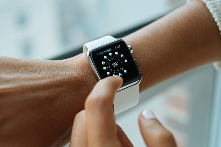 Outro destaque é o Apple Watch, lançado em 2015, que se tornou um dos smartwatches mais populares do mercado, e os AirPods, que revolucionaram o mercado de fones de ouvido sem fio. Reprodução: Flipar