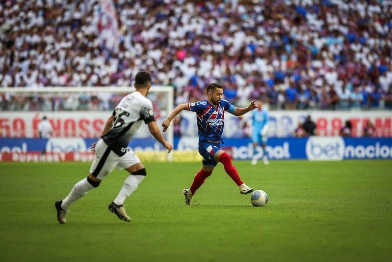 Everton Ribeiro leva o Bahia ao ataque, mas Hugo, do Corinthians, o observa Foto: Rafael Rodrigues / EC Bahia