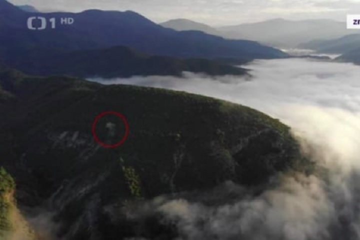 A descoberta aconteceu quando os pesquisadores notaram uma coluna de vapor saindo de uma cadeia de montanhas. Reprodução: Flipar