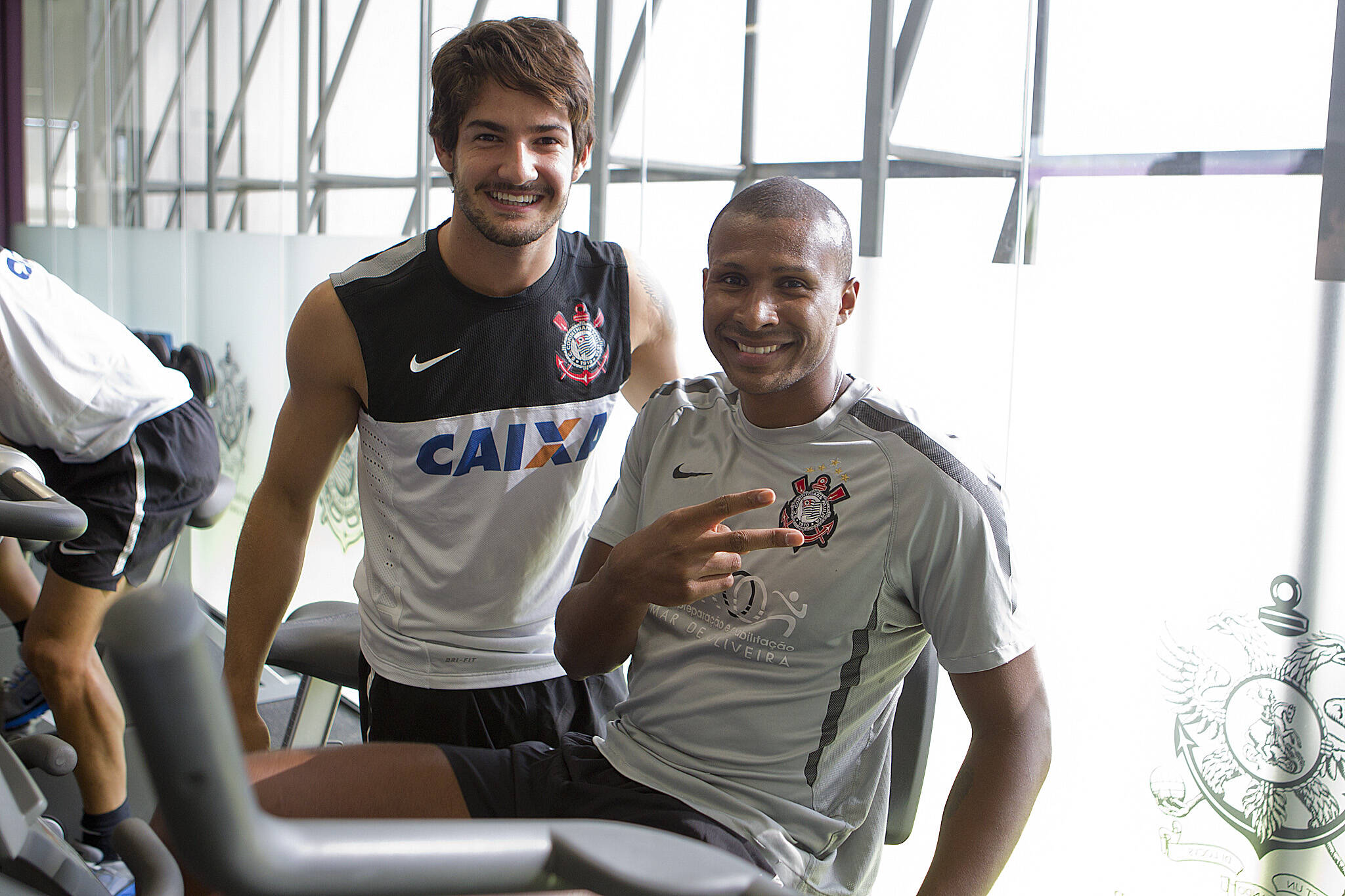 Pato posa para foto com Leandrinho, que trata de lesão no Corinthians. Foto: Daniel Augusto Jr./Agência Corinthians