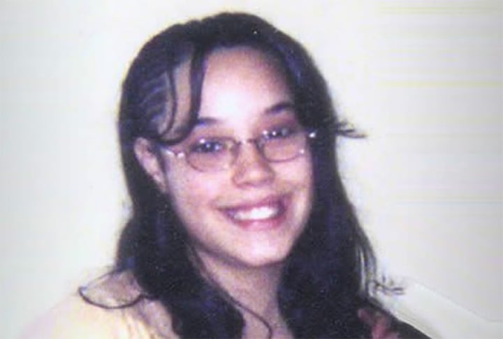 Gina desapareceu aos 14 anos, em 2 de abril de 2004. Ela falava em um orelhão, justamente com Grimilda. A então adolescente era muito amiga da filha de Castro com Grimilda, Arlene.  Reprodução: Flipar