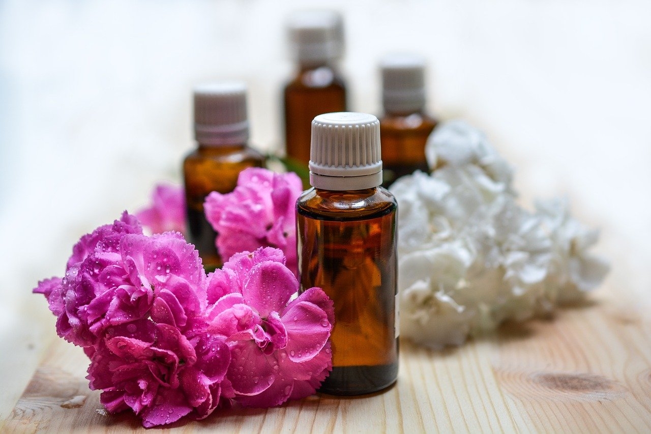 A prática da aromaterapia é tradicional em vários países em diferentes continentes. Entre eles,  Reino Unido, França, Itália, Espanha e Austrália. No Brasil, este tipo de terapia não é aprovado pelo Conselho Federal de Medicina, pois não existem comprovações científicas da sua eficácia. 
 Reprodução: Flipar