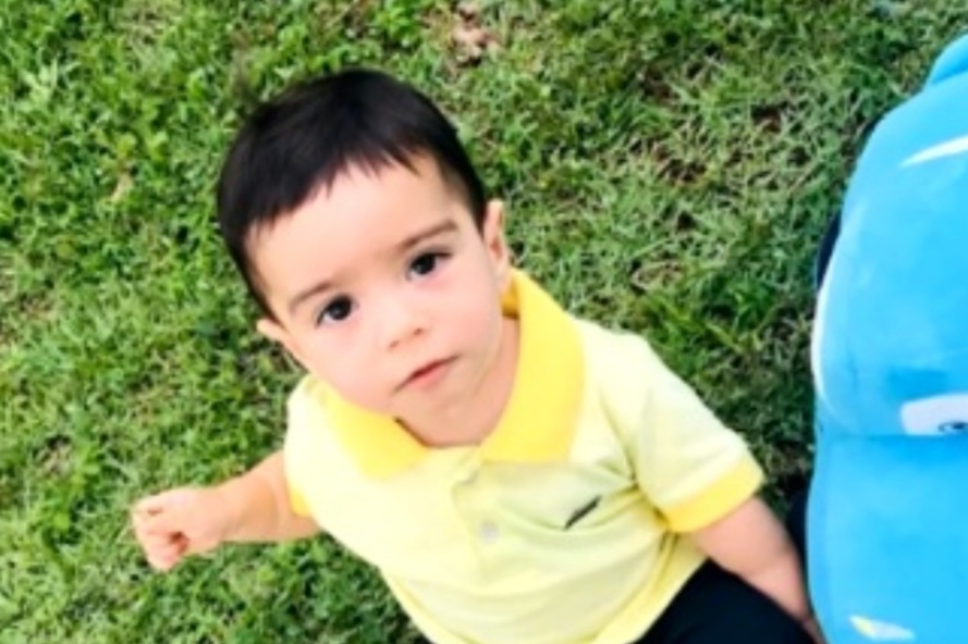 Um menino de 2 anos morreu em 18/2/2025 após ter sido deixado dentro de um carro com os vidros fechados em Nerópolis, Goiás. Salomão, ficou quatro horas exposto ao calor de 30°C . A dona do berçário, Flaviane Lima, foi presa e alegou que esqueceu a  criança. Reprodução: Flipar