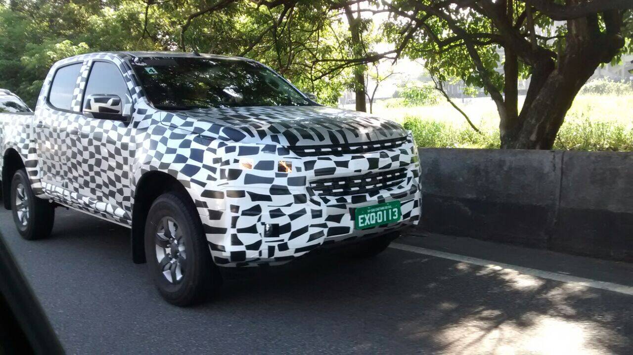 Chevrolet S10 renovada é testada com disfarces em São Paulo. Foto: Kalled Adib/iG