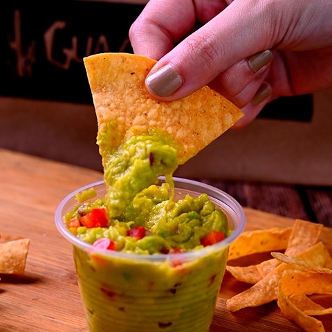 Além de ser consumido puro ou com limão, o abacate é ingrediente básico de um quitute mexicano de sucesso: Guacamole (purê de abacate temperado com sal, pimenta, cebolas roxas, tomate, coentro e limão, servido com molho tvinagrete).  Reprodução: Flipar