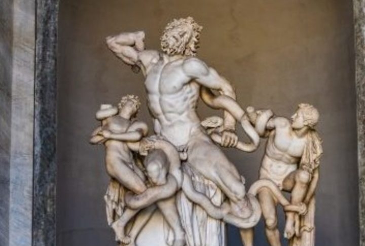 Laocoonte e Seus Filhos: Esta famosa escultura helenística, descoberta em Roma em 1506, é uma das peças mais icônicas do Vaticano. Retrata o sacerdote troiano Laocoonte e seus filhos sendo atacados por serpentes marinhas. Reprodução: Flipar