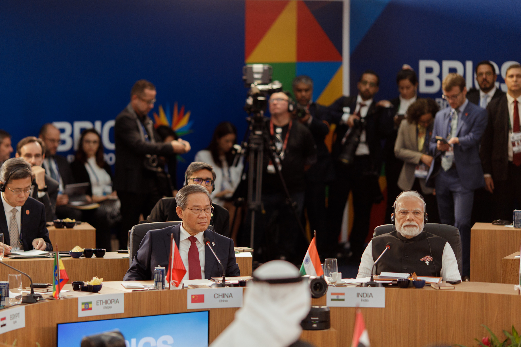 Representante da China ao lado do primeiro-ministro da Índia, Narendra Modi. Foto: Isabela Castilho | BRICS Brasil