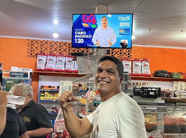 As frases fortes, o elo com a religião e o perfil nada convencional fizeram o padre ser comparado a Cabo Daciolo (este evangélico), que concorreu ao mesmo cargo em 2018.