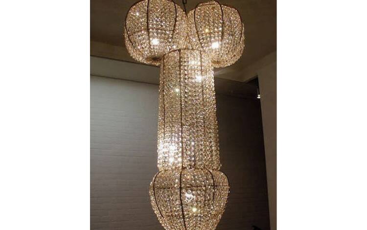 E que tal um lustre com o formato de um pênis?. Foto: Reprodução/Instagram/pleasehatethesethings