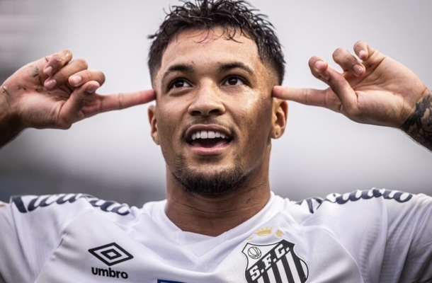 MARCOS LEONARDO - Como o ataque não estava bem, voltou muito para buscar o jogo. Ainda assim, foi o homem de frente mais perigoso. NOTA 6,0 - Foto: Raul Baretta/ Santos FC.