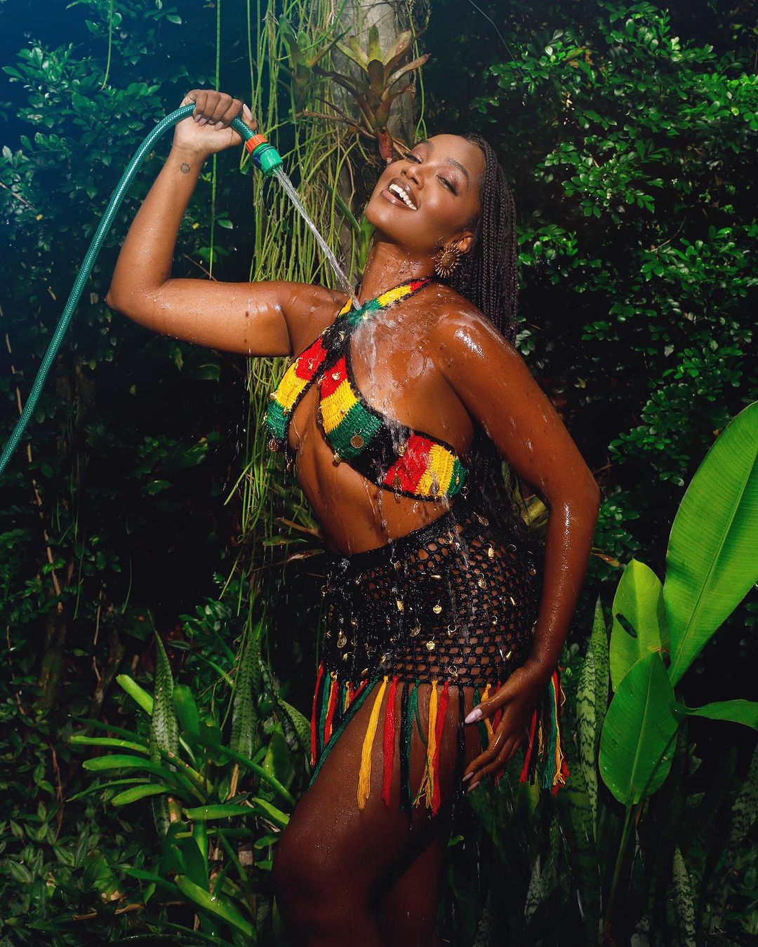Iza toma banho de mangueira e aposta em look carnavalesco Reprodução/Instagram - 09.02.2024
