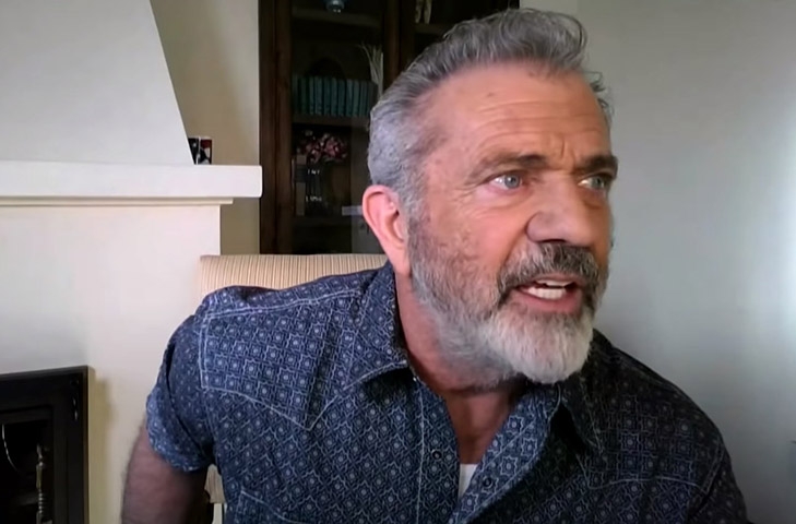 Também ator, Mel Gibson bateu com um carro, mas de passeio. Ele, felizmente, saiu de ileso, na cidade de Malibu, nos Estados Unidos. Foi em 2010.