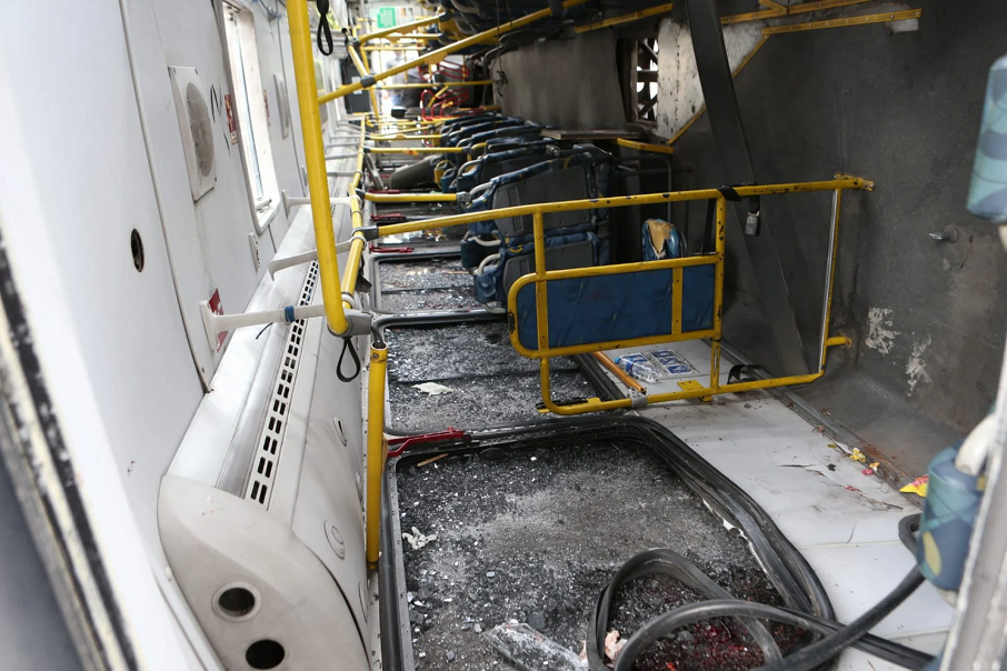 Interior do ônibus que tombou na Avenida Brasil, no Rio de Janeiro.. Foto: Cléber Mendes/Agência O Dia